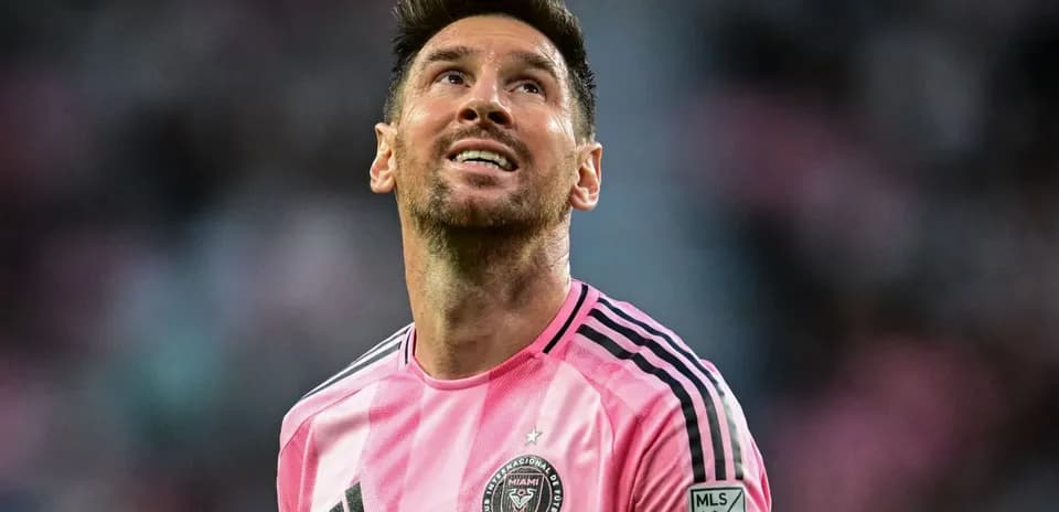 Jugador con camiseta rosa mirando hacia arriba