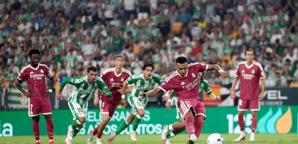 Jugador de Real Madrid lanzando un penalti en el partido