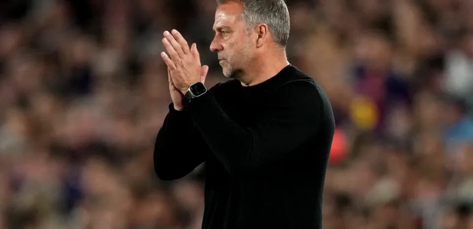 Entrenador aplaudiendo durante un partido
