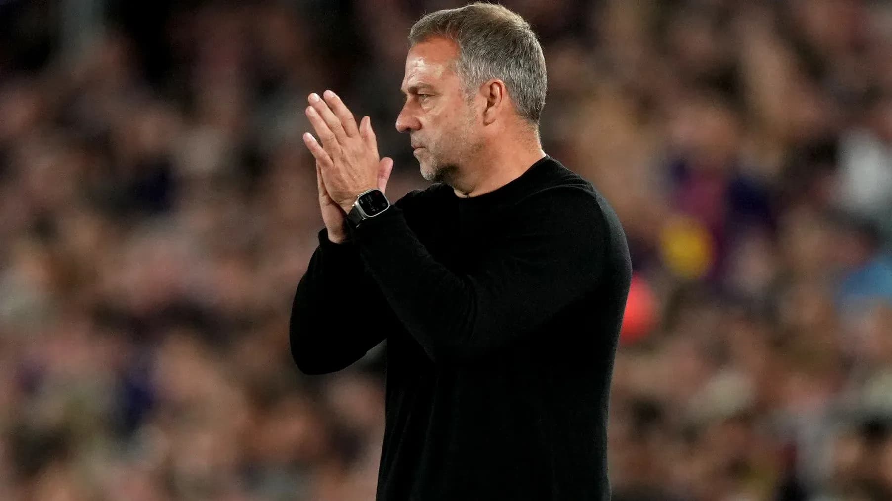 Entrenador aplaudiendo durante un partido