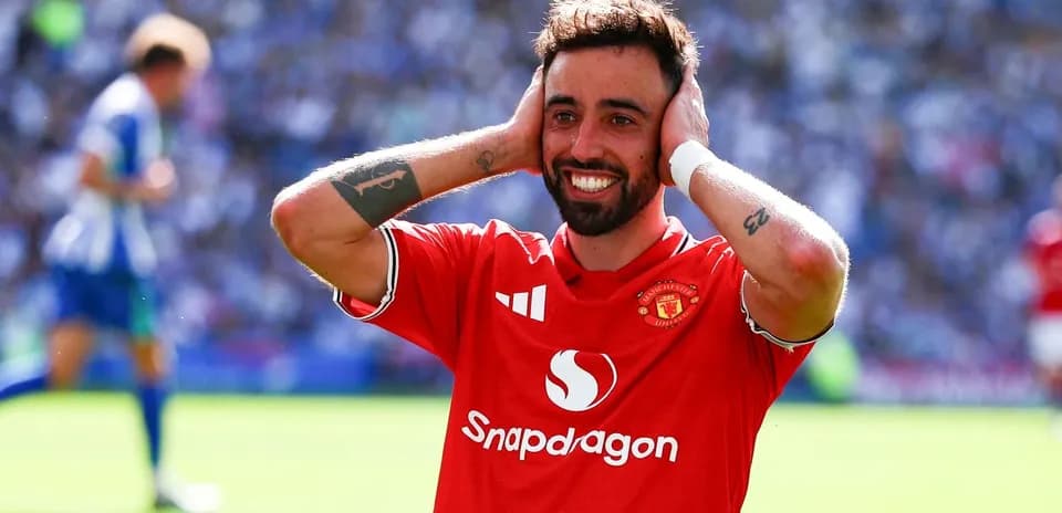 Bruno Fernandes celebrando en el campo de fútbol