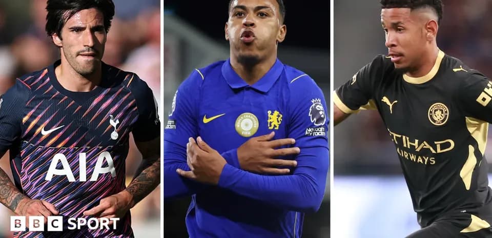 Tres jugadores de fútbol en diferentes uniformes