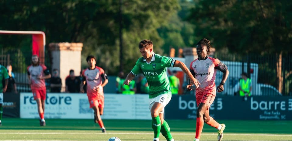 Jugador corriendo con el balón en el partido