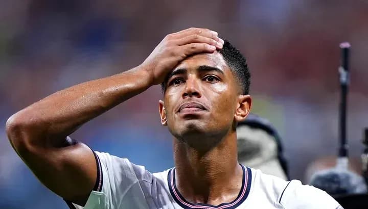 Jugador tocándose la frente tras un partido