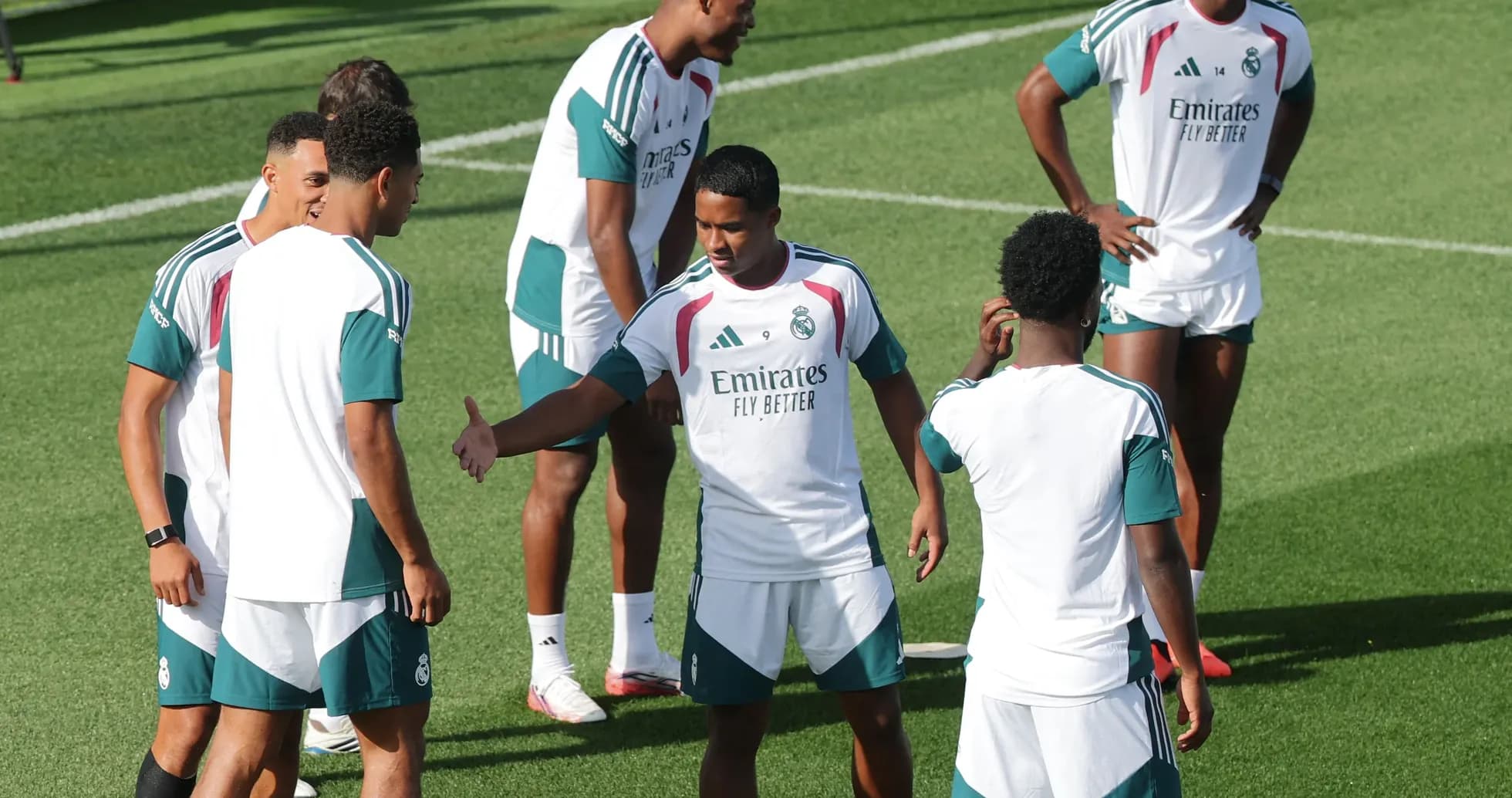Jugadores de Real Madrid entrenando en el campo