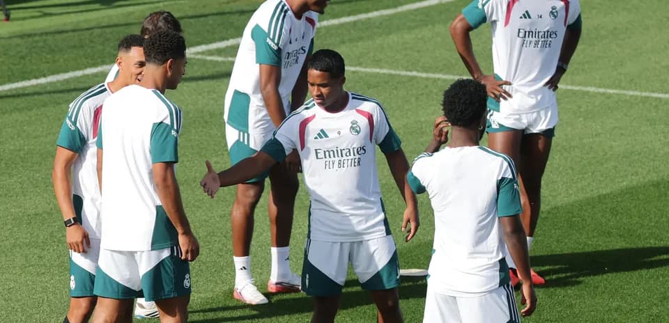 Jugadores de Real Madrid entrenando en el campo