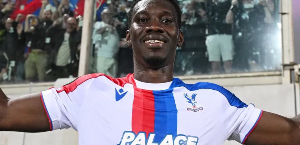 Jugador de Crystal Palace celebrando con los aficionados