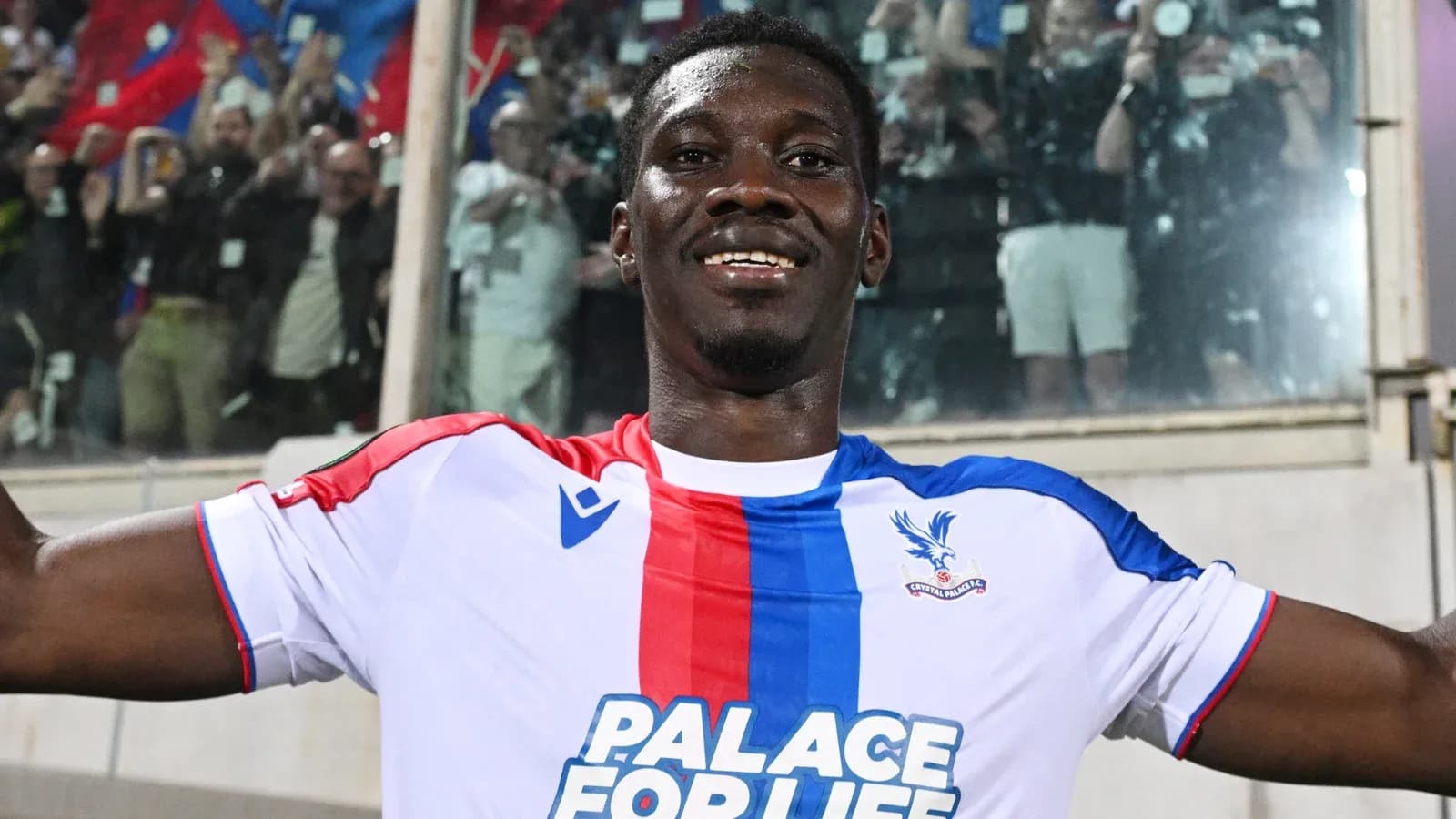 Jugador de Crystal Palace celebrando con los aficionados