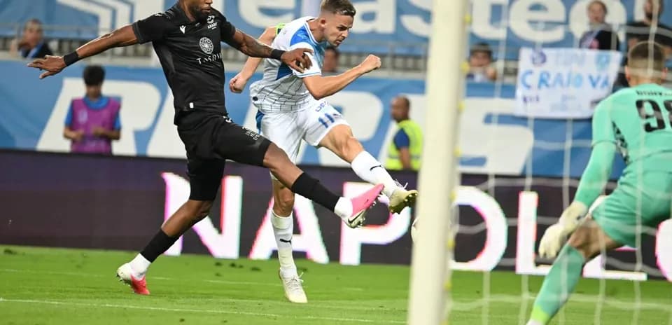 Jugador de Universitatea Craiova dispara a puerta