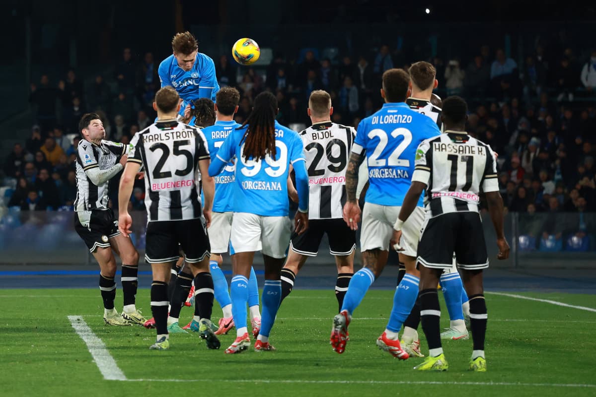 Jugador de Napoli saltando para cabecear el balón