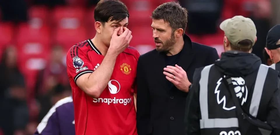 Jugador de Manchester United habla con su entrenador