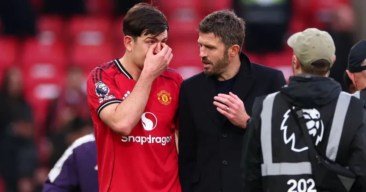 Jugador de Manchester United habla con su entrenador
