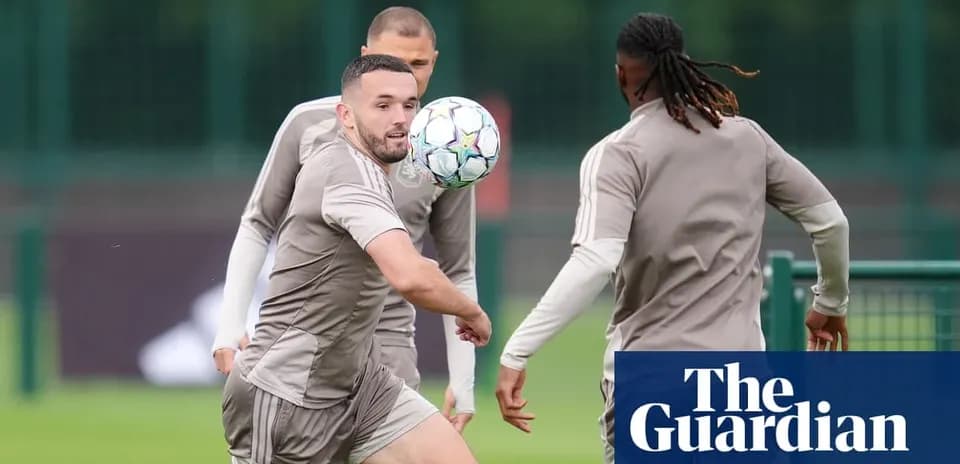 Jugadores entrenando y pasando el balón en campo