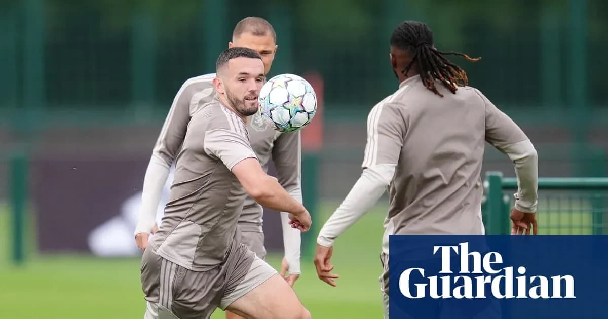 Jugadores entrenando y pasando el balón en campo