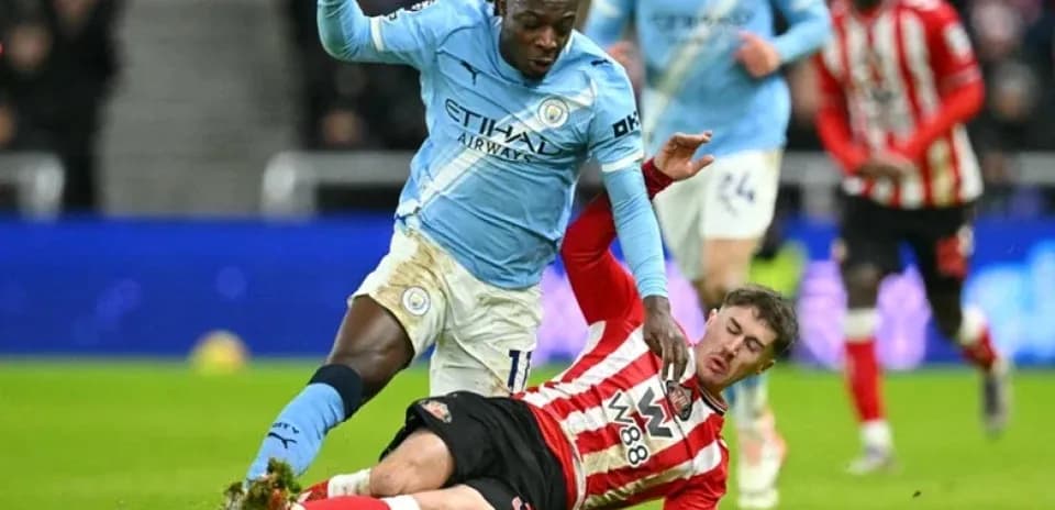 Jugador de Manchester City driblando a oponente de Southampton