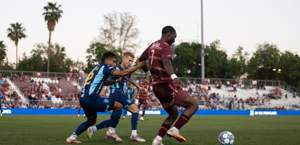 Jugadores compiten por el balón en el partido