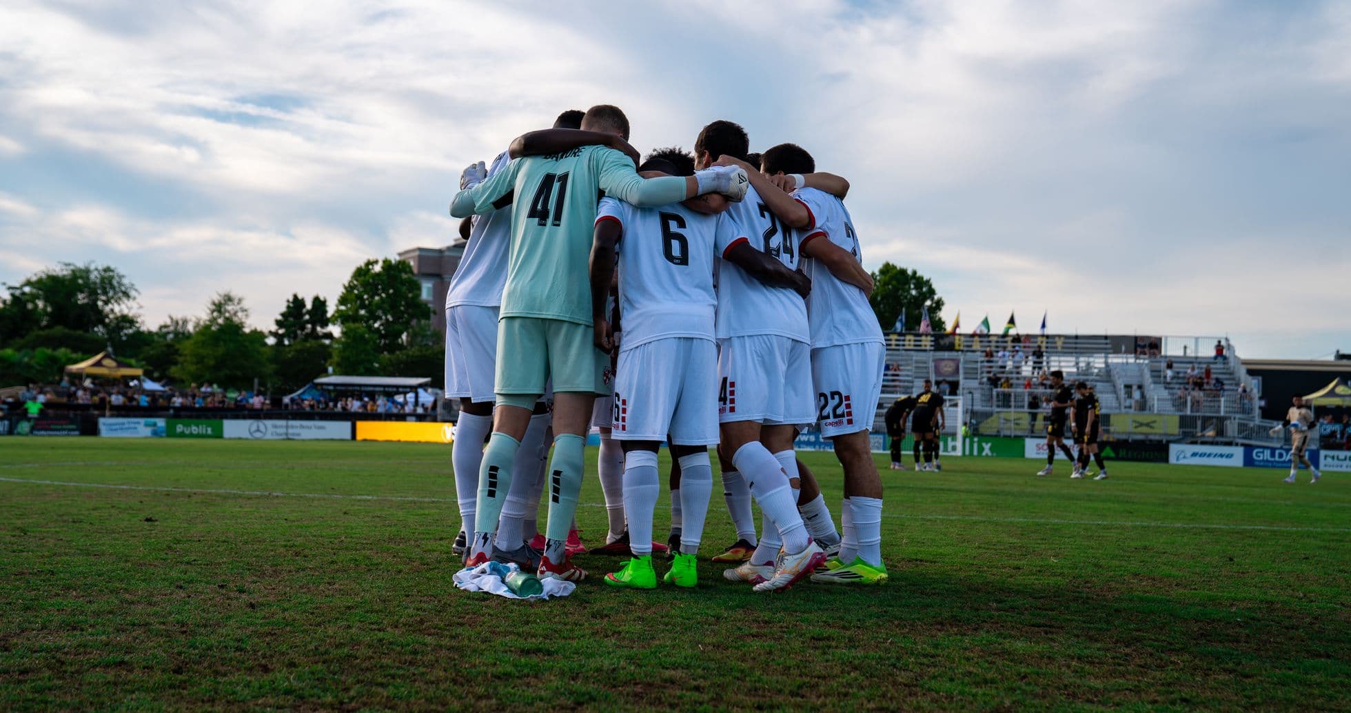 Jugadores del Charleston Battery en un círculo