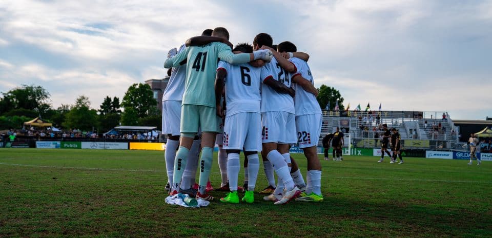 Jugadores del Charleston Battery en un círculo
