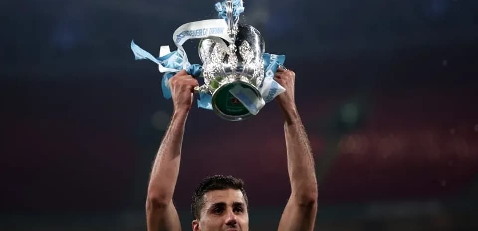 Jugador levantando el trofeo de la competición