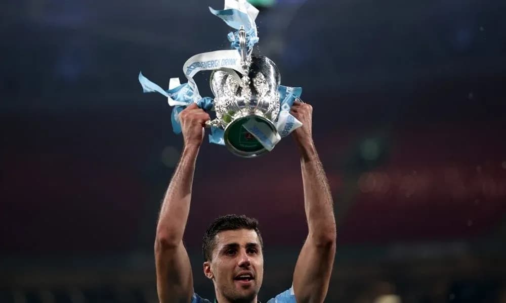 Jugador levantando el trofeo de la competición