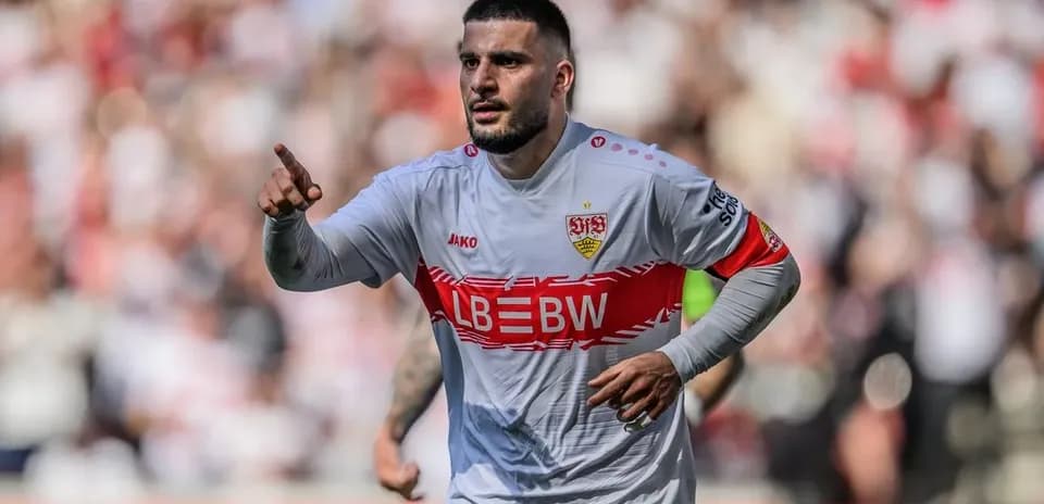 Jugador de fútbol señalando durante el partido