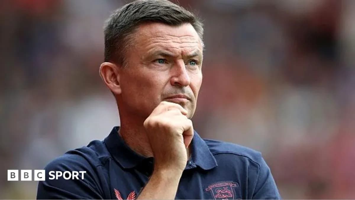 Entrenador pensativo en la banda del estadio