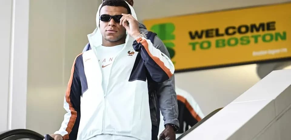 Jugador con gafas de sol llegando a Boston