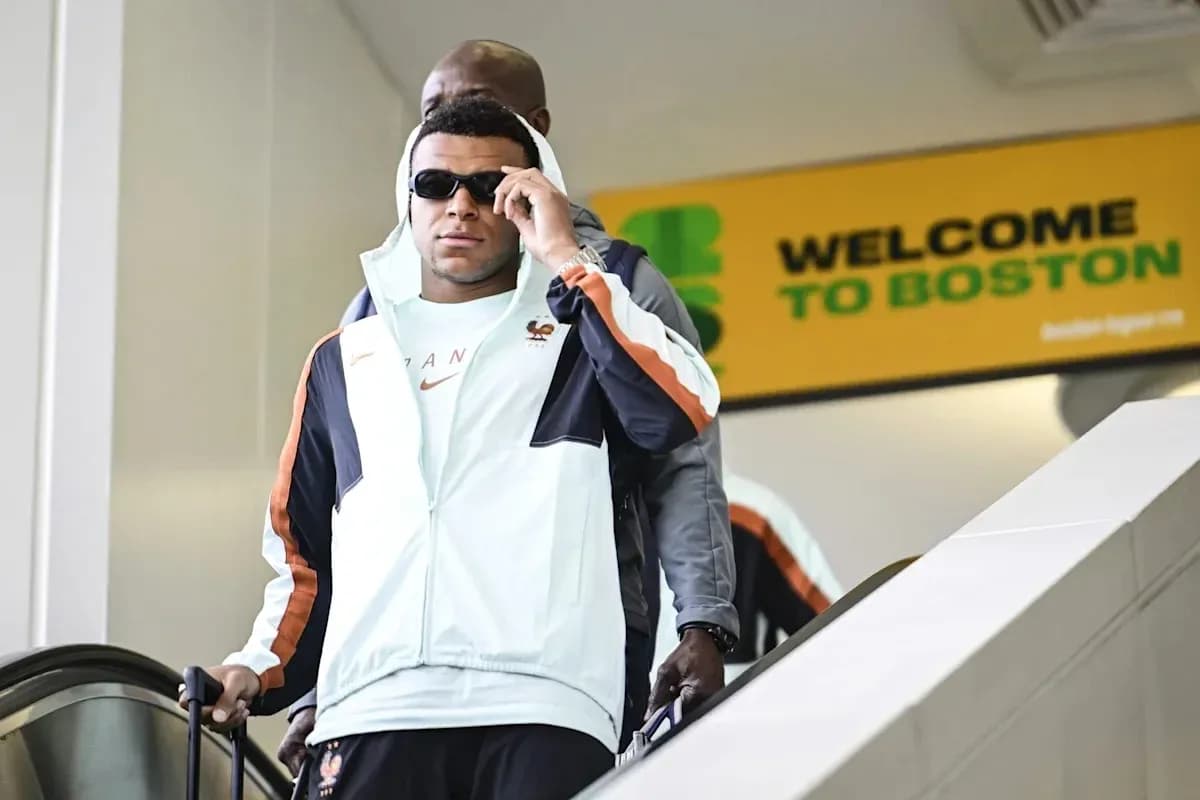 Jugador con gafas de sol llegando a Boston