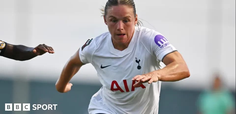 Jugadora de Tottenham corriendo con el balón