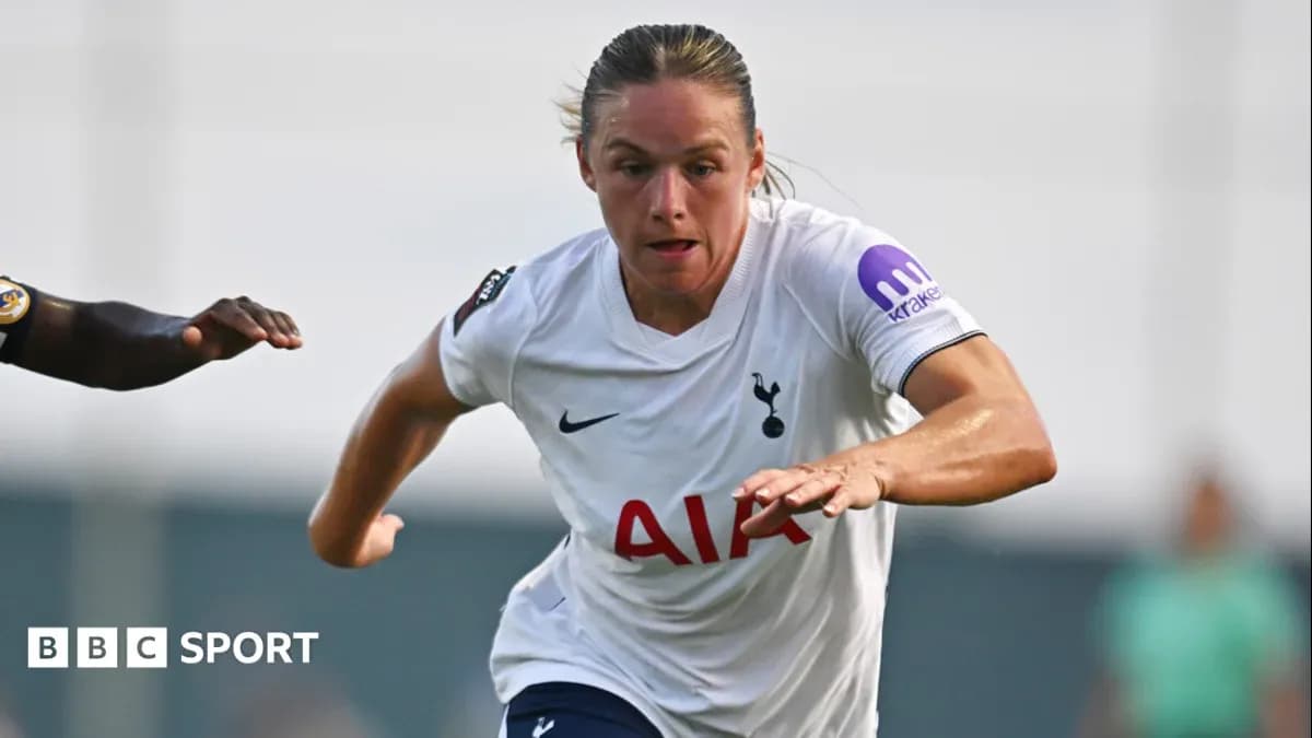 Jugadora de Tottenham corriendo con el balón