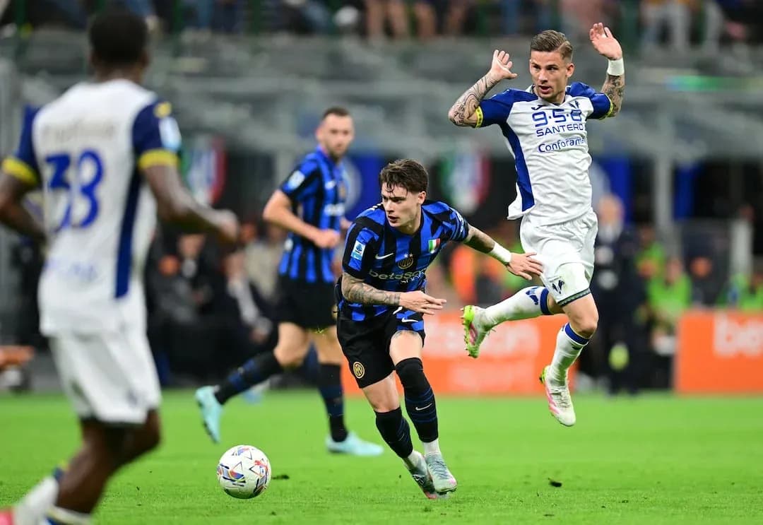 Un jugador de Inter driblando a un oponente