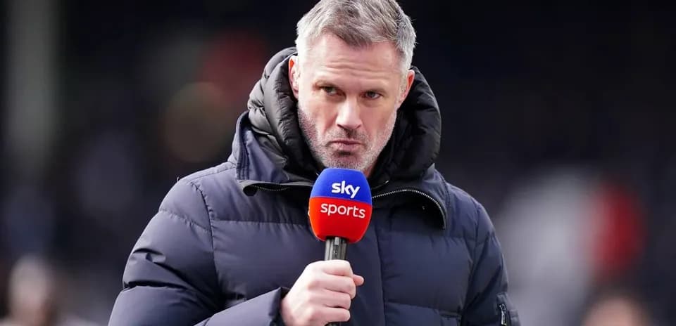 Analista hablando con micrófono de Sky Sports