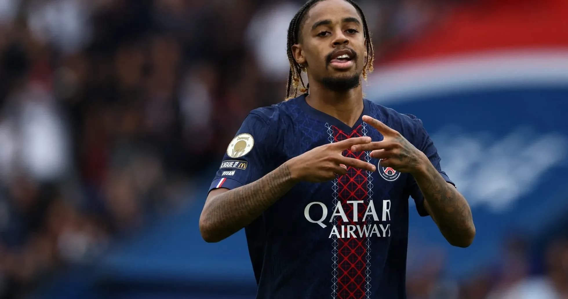 Jugador de PSG haciendo gesto durante el partido