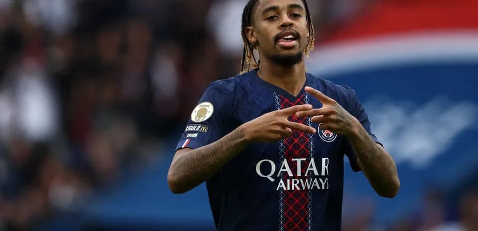 Jugador de PSG haciendo gesto durante el partido