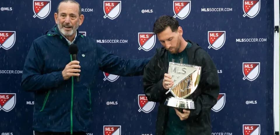 Jugador recibiendo trofeo en conferencia de prensa