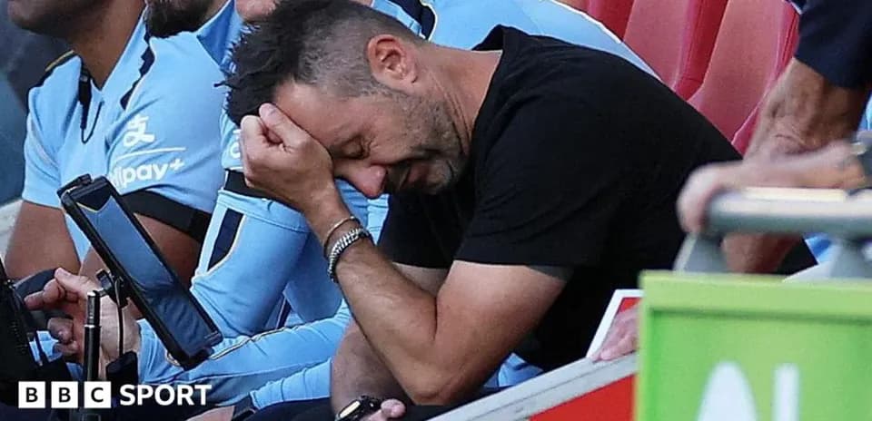 Entrenador con la mano en la cabeza en el banquillo