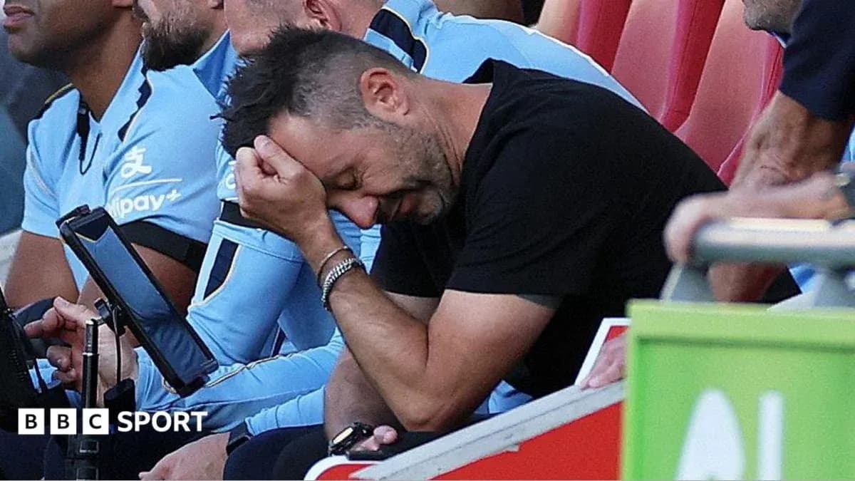 Entrenador con la mano en la cabeza en el banquillo