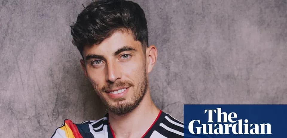 Jugador posando con camiseta de selección alemana