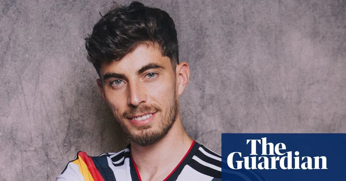 Jugador posando con camiseta de selección alemana