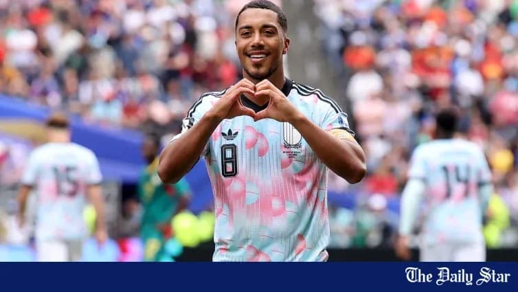 Jugador haciendo un gesto de corazón en el campo