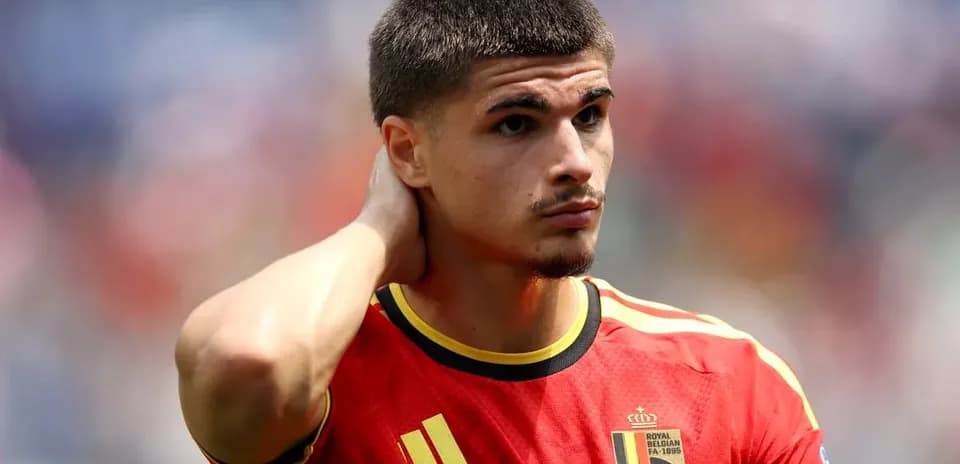 Jugador de Bélgica en uniforme rojo en el campo
