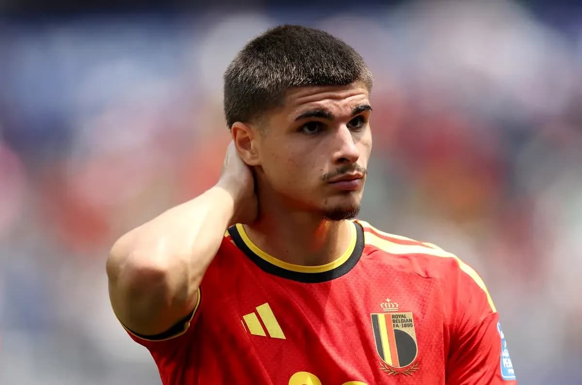 Jugador de Bélgica en uniforme rojo en el campo