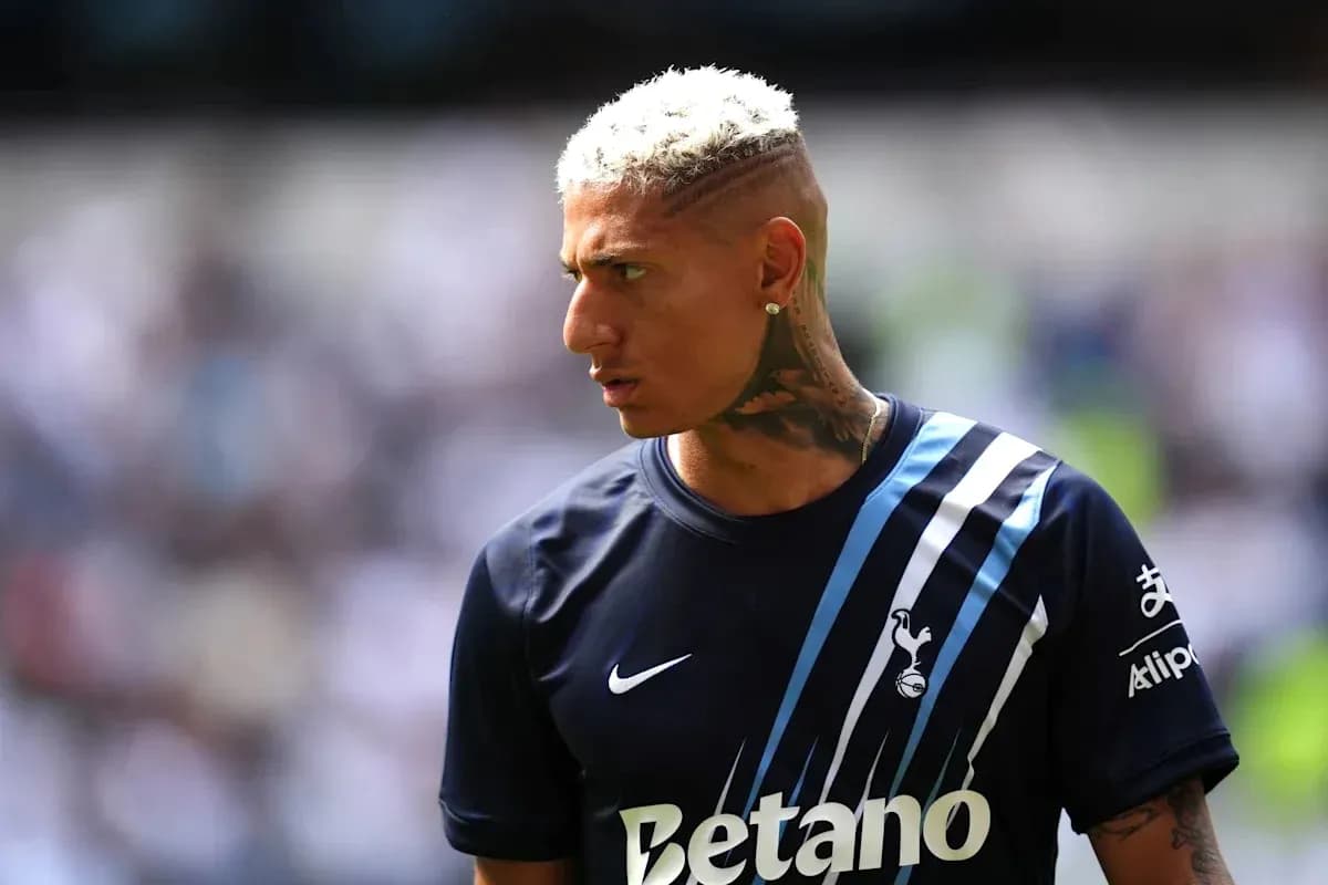 Jugador de Tottenham en el campo antes del partido