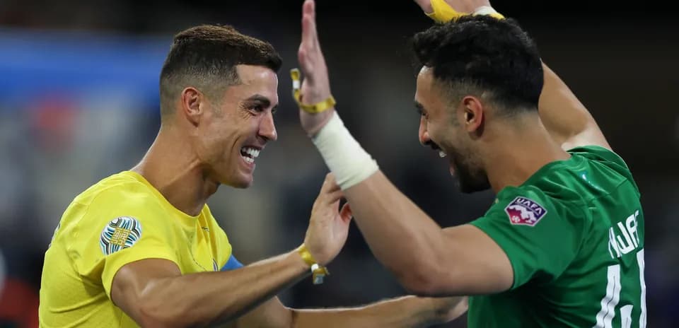 Jugadores celebrando con abrazos tras el partido