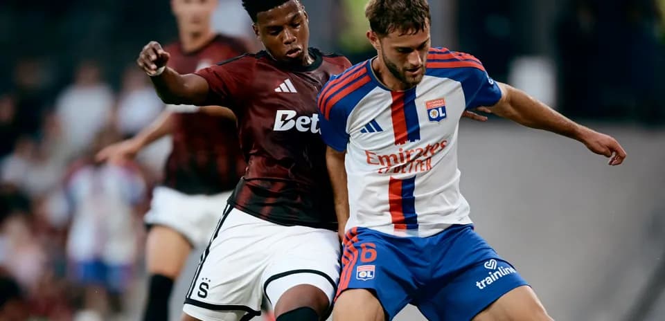 Jugadores de Lyon y Sparta Praha luchando por el balón