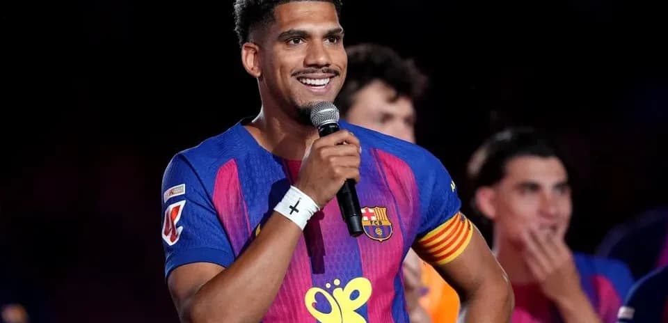 Jugador del FC Barcelona hablando con micrófono