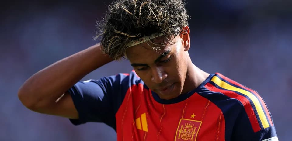 Jugador de España con camiseta roja en el campo