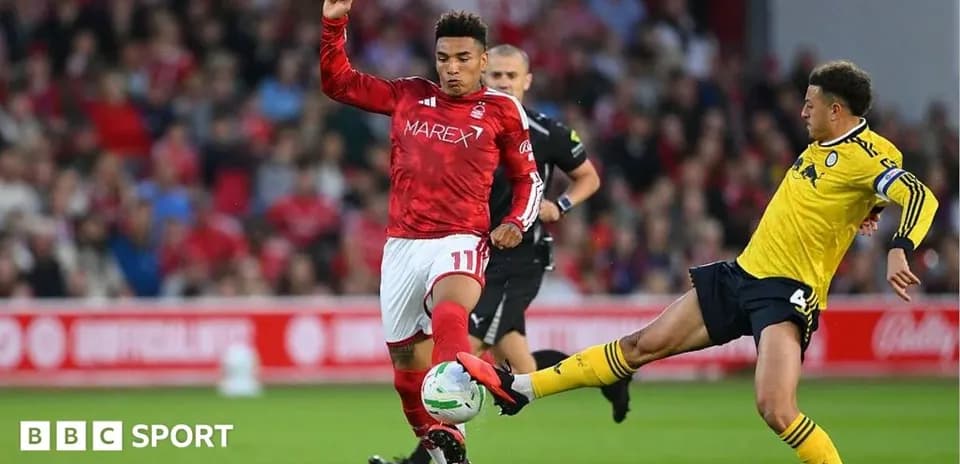 Jugador de Nottingham Forest evadiendo entrada del oponente