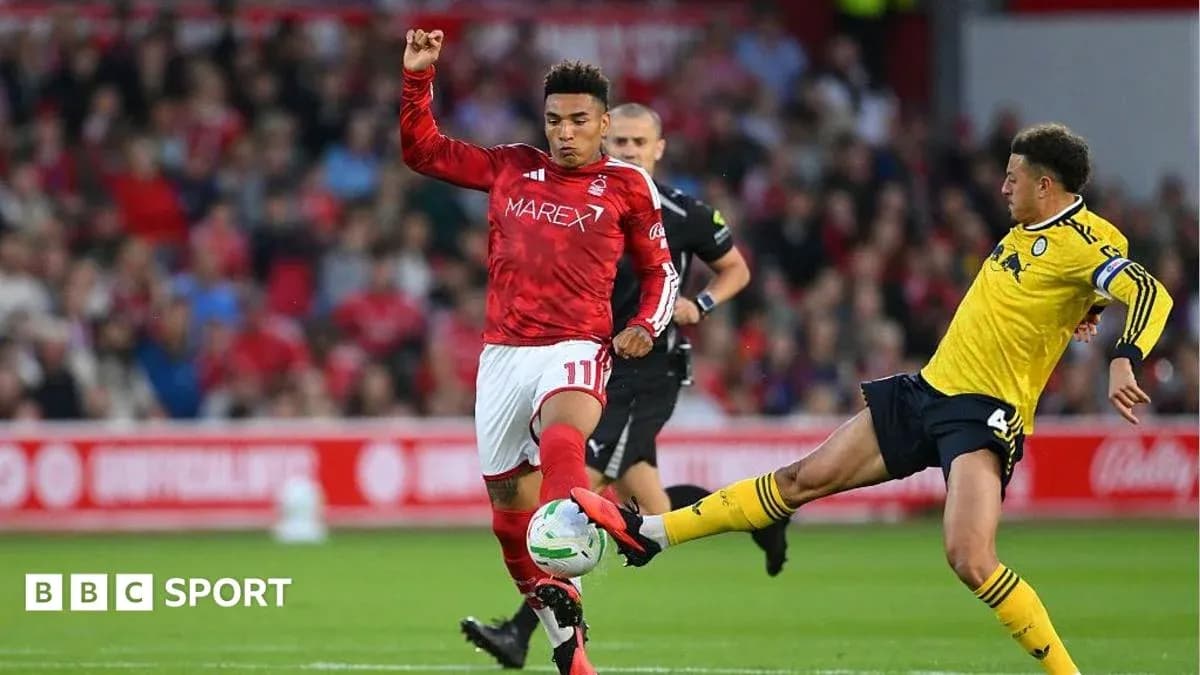Jugador de Nottingham Forest evadiendo entrada del oponente