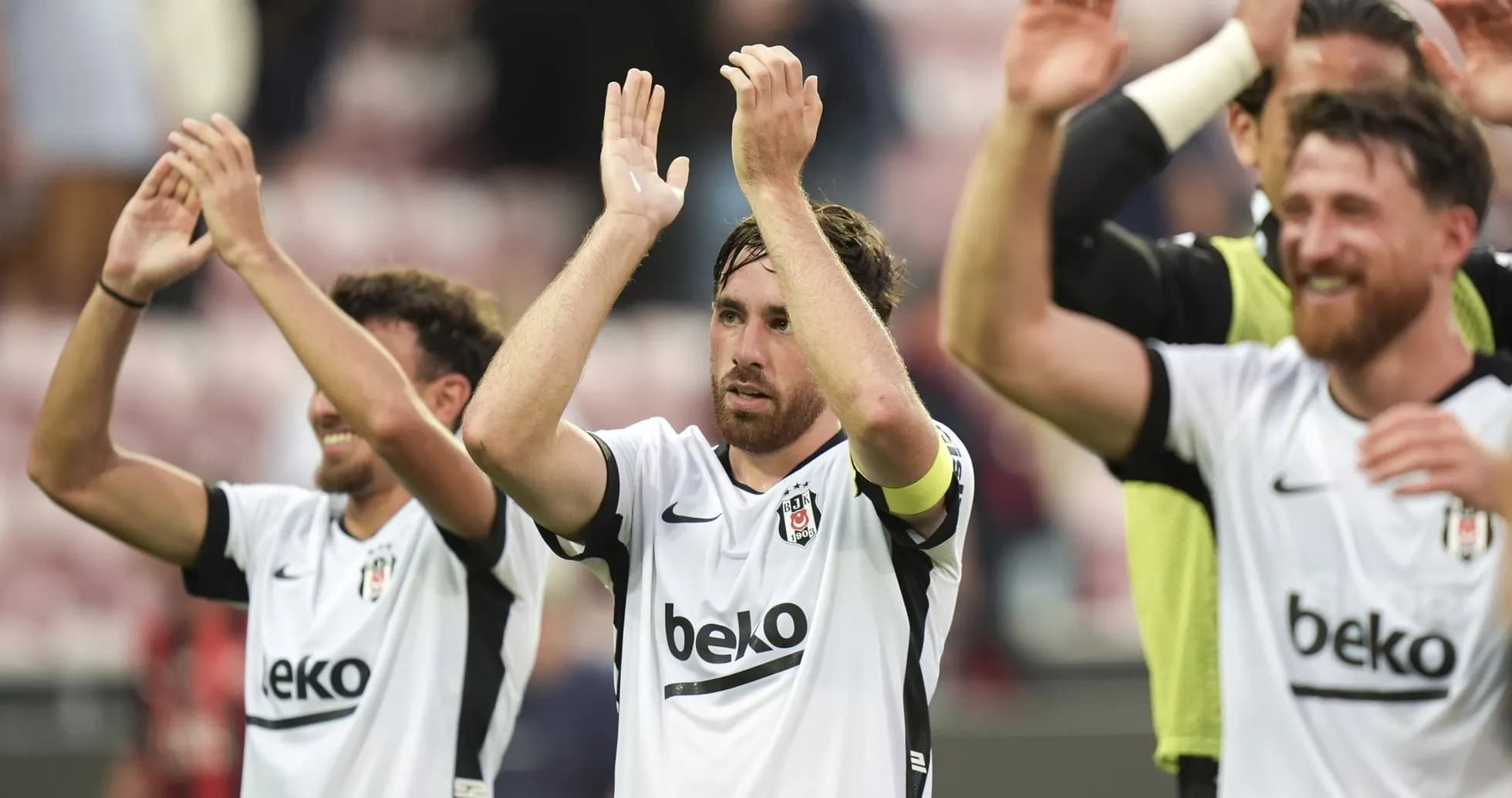 Jugadores de Beşiktaş celebrando con los aficionados